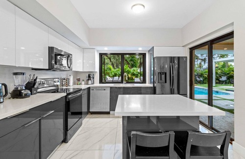 Golden Glades Villa | Unique Villa w/Fire Pit+Mini Golf & Grill | Lots of Great Games!