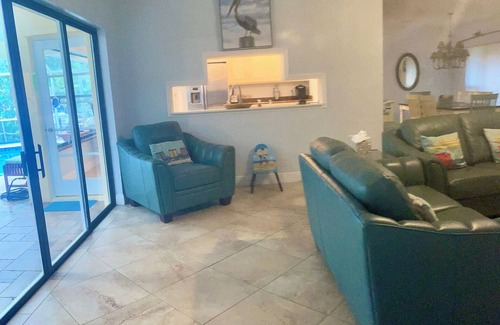 Jupiter House | Unique Waterfront 3/2.5 Home. Heated Pool/Boat Dock. Nice to Fish! Location π