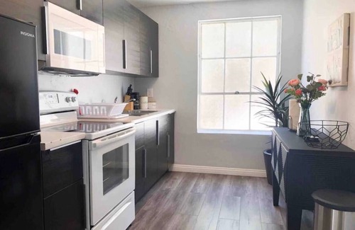 Pacific Terrace Hotel | UNIT #3 2-bedroom/1-bath 700 sq. ft suite with Parking & 5 Beds including a full kitchen