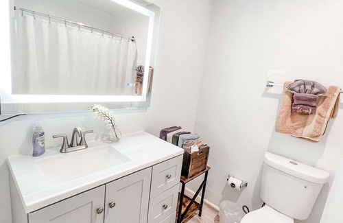 Gaslamp Quarter Hotel | UNIT #304 - 2-bedroom/1-bath 700 sq. ft suite with Parking & 5 Beds including a full kitchen - Washer/Dryer