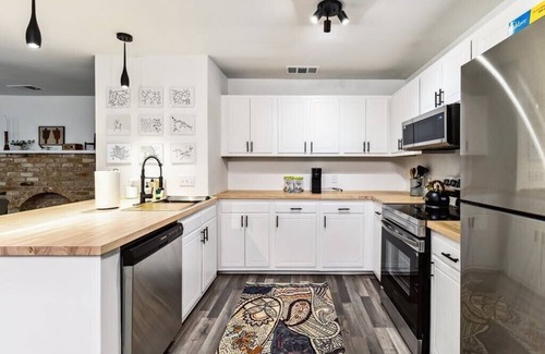 St. Edwards Apartment | Unit D Willowrun · 2 bedroom SoCo retreat | Sleeps 6 | Free PRKG