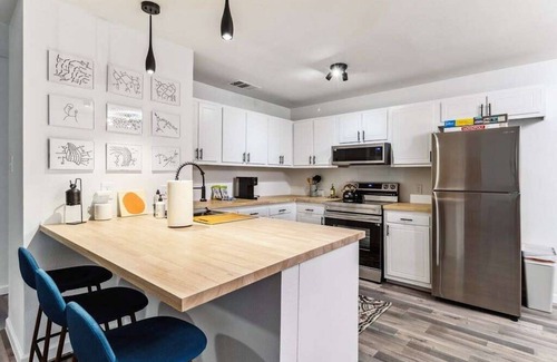 St. Edwards Apartment | Unit D Willowrun · 2 bedroom SoCo retreat | Sleeps 6 | Free PRKG