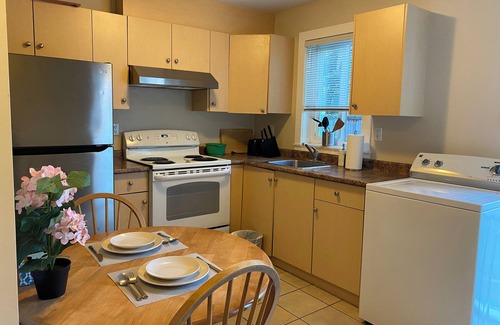 Fraserview House | Unit O - Cozy 1 Bedroom Suite