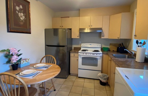 Fraserview House | Unit O - Cozy 1 Bedroom Suite