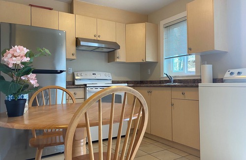 Fraserview House | Unit O - Cozy 1 Bedroom Suite