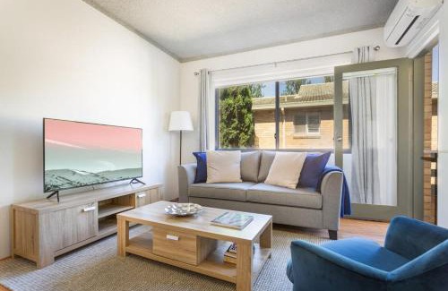 Neutral Bay Apartment | Unit With Balcony, Backyard and Parking Near Shops