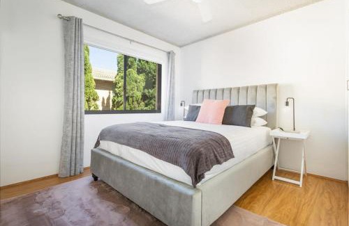 Neutral Bay Apartment | Unit With Balcony, Backyard and Parking Near Shops