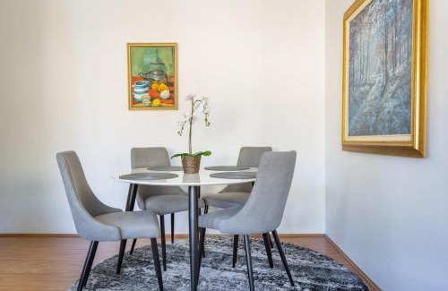 Neutral Bay Apartment | Unit With Balcony, Backyard and Parking Near Shops