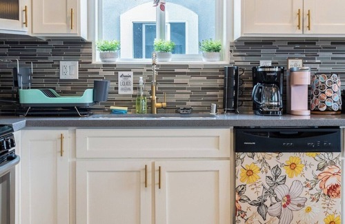 East Hollywood Apartment | Universal Hollywood Charming Condo King KTown