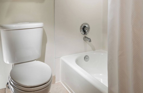 University District Hotel | University Inn King Room, Complimentary Bikes, Near Husky Stadium