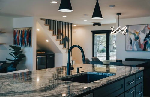 Afton House | Unparallel Views, Modern Luxury, Hot Tub, Ultimate Getaway!