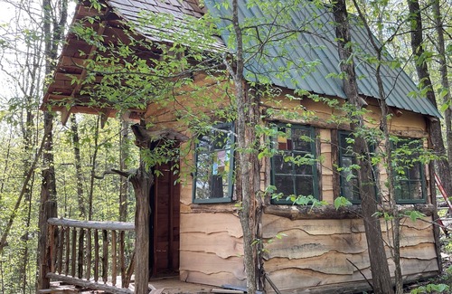 South Pittsburg Cabin | Unplug and hide from the world in this rustic South Pittsburg cabin