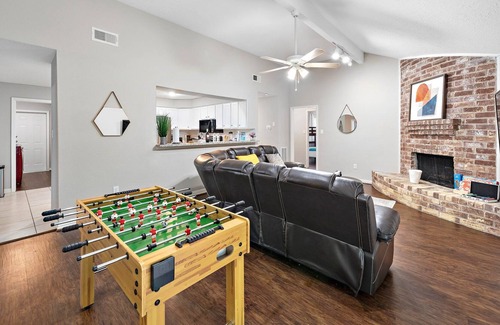 Spring House | Unreal Escape Foosball Backyard w/Grill Outdoor Games Netflix Wine WiFi
