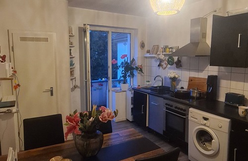 Oberbilk House | Unusual and creatively furnished living center in the city.
