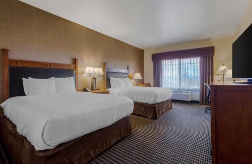 Bryce Canyon Hotel | Unwind and Explore in Bryce Canyon! Free Breakfast, Outdoor Pool, Free Parking!