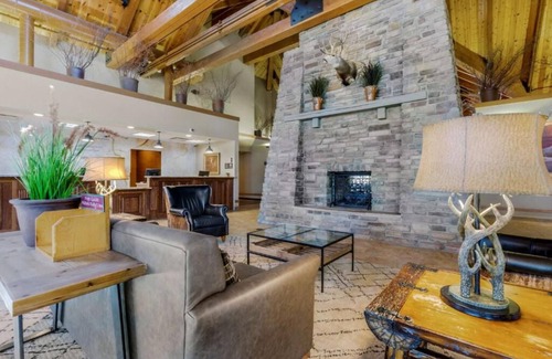 Bryce Canyon Hotel | Unwind and Explore in Bryce Canyon! Free Breakfast, Outdoor Pool, Free Parking!