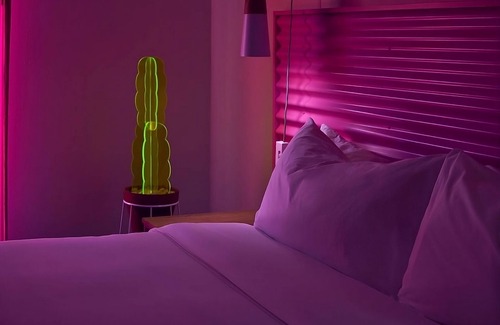 Sonora Sunrise Hotel | Unwind and Relax in Palm Springs! Mountain view, Pool, Parking Onsite!