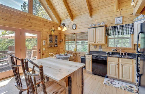 Unaka Cabin | Unwind Fireside + Game Room Fun! Warne Mtn Escape