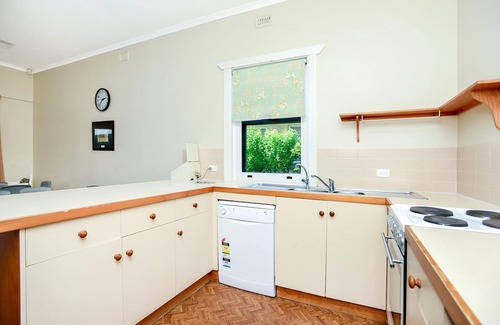 Victor Harbor House | Unwind Holidays Coastal Bliss: Spacious Beachfront Getaway for 16-22 Guests