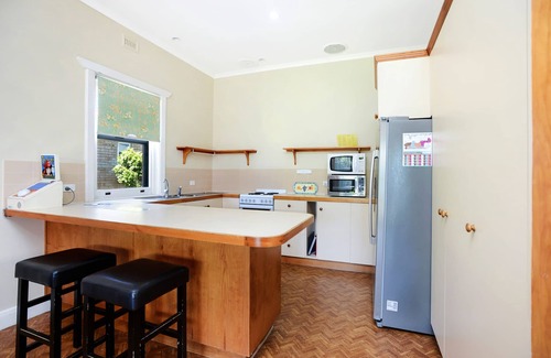 Victor Harbor House | Unwind Holidays Coastal Bliss: Spacious Beachfront Getaway for 16-22 Guests