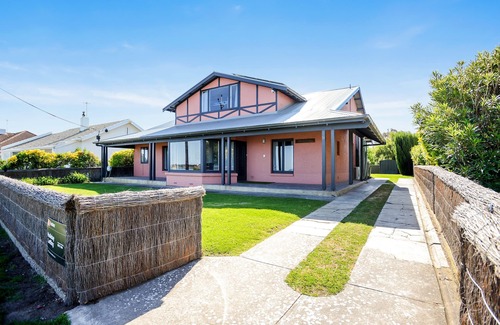 Victor Harbor House | Unwind Holidays Coastal Bliss: Spacious Beachfront Getaway for 16-22 Guests