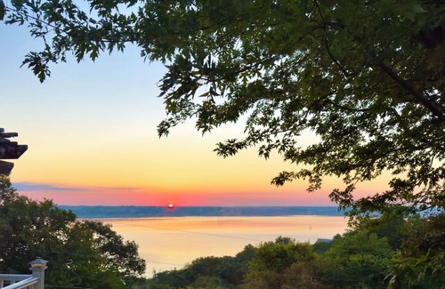 Manhattan House | Unwind in Tranquility: Stunning Lake Views on Tuttle Creek Lake, Manhattan