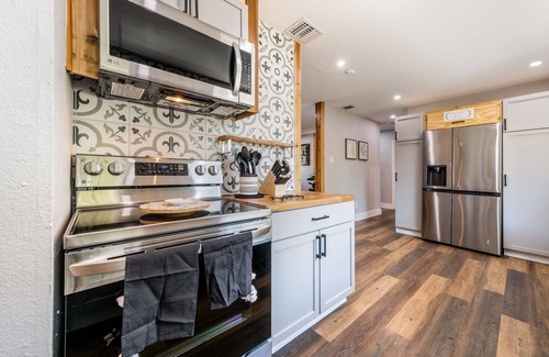 Medical Center District House | Unwind & Recharge in Style! Honey Bee Cottage is a Perfect Medical Ctr. Retreat!