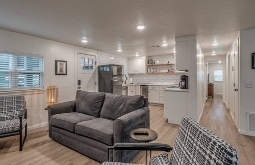 Eufaula House | Unwind with your family at this cozy lakeside home!