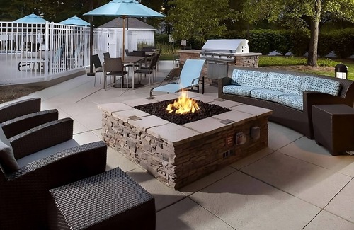Blue Ash Hotel | Unwinding in Cincinnati! Full Kitchen, Free Breakfast, Pet-friendly Property!