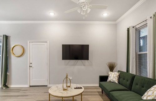 South Central Houston Apartment | UofH| Med Ctr | Heart of Houston | Luxury & Comfort