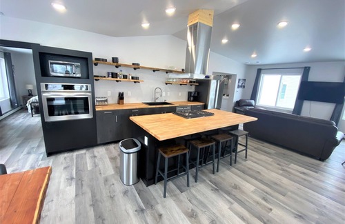 Hancock Apartment | Up North Luxury w/Unmatched Charm! 2 miles to MTU!