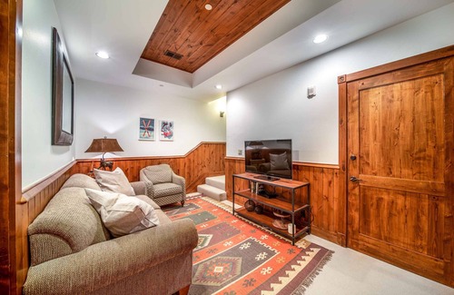 West End Condo | Update 3 bedroom a few blocks from the heart of Aspen!