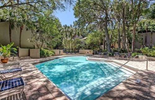 Fernandina Beach Condo | Updated 1/1 Pool, Walk to Beach and Golf course!
