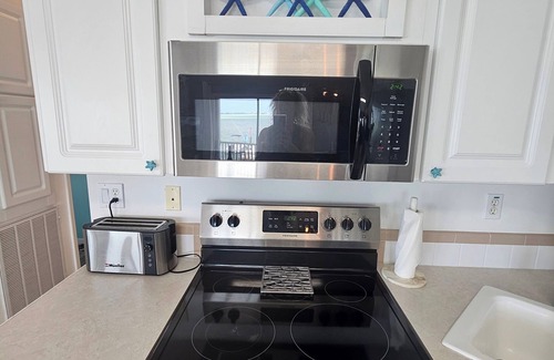 Cudjoe Key Cottage | Updated 2BR,2BA w KING Master,35' SeaWall-Bikes,Kayaks,SUPs, Extra Frig/Bait Frz