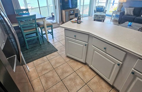 Cudjoe Key Cottage | Updated 2BR,2BA w KING Master,35' SeaWall-Bikes,Kayaks,SUPs, Extra Frig/Bait Frz
