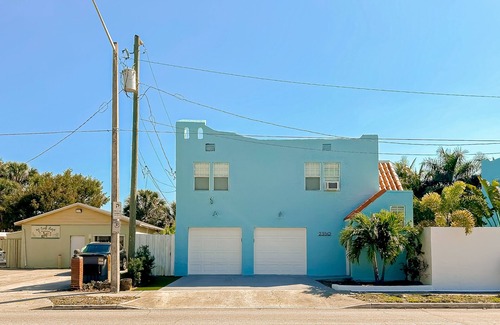 Flamingo Parks Apartment | Updated 2nd-floor home in great locale with high-speed WiFi - snowbird-friendly