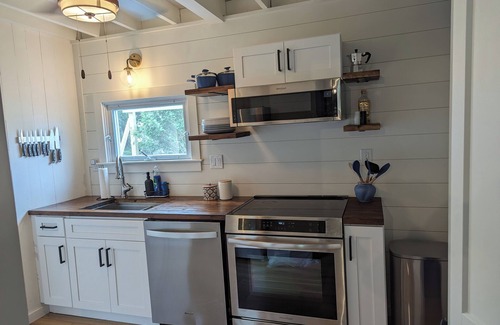 Oak Bluffs Cottage | Updated 3-bedroom in gorgeous Oak Bluffs w/waterviews and expansive front porch