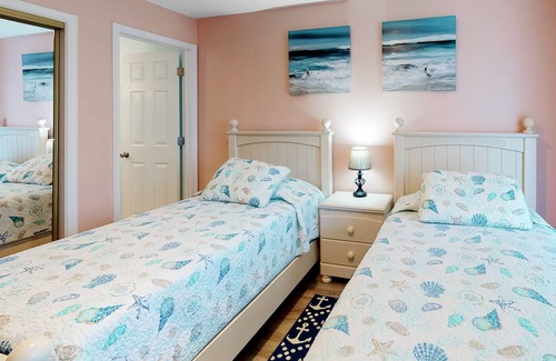 Heron Harbour Isle Condo | Updated Bayfront Condo w/ Canal Views, Balconies, Shared Pools - Walk to Beach