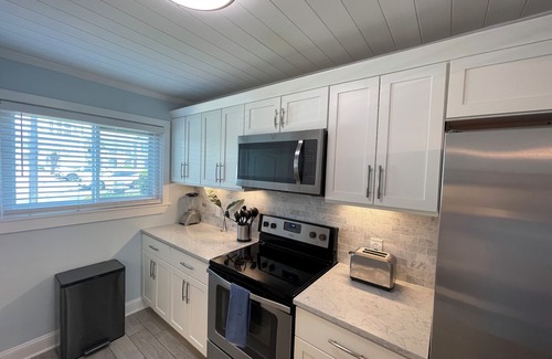 Destin House | 🏝️Updated Beach Townhome ~ Steps to the beach & pool with "Free Beach Service"🏖️