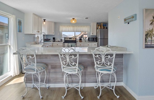 Crystal Beach Cottage | Updated Beach Bum in Crystal Beach! Roomy 2 bedroom - beach in walking distance!