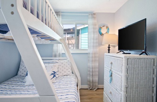 Crystal Beach Cottage | Updated Beach Bum in Crystal Beach! Roomy 2 bedroom - beach in walking distance!