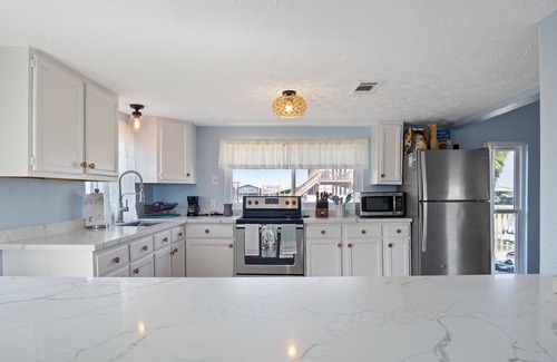 Crystal Beach Cottage | Updated Beach Bum in Crystal Beach! Roomy 2 bedroom - beach in walking distance!