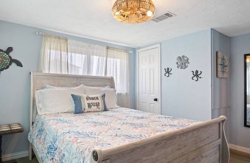 Crystal Beach Cottage | Updated Beach Bum in Crystal Beach! Roomy 2 bedroom - beach in walking distance!