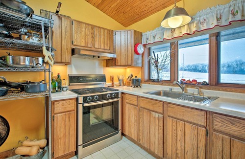 Burlington Cabin | Updated Cabin on 7 Acres - Day Trip to Lake Geneva