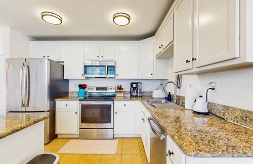 El Cerrito Condo | Updated, charming retreat w/private washer/dryer & gas grill - walk to dining
