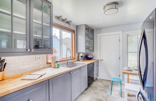 Waldport House | Updated Classic Cottage, Neighborhood Beach Access, Bay and Ocean Views!