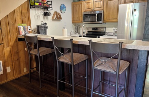 Brian Head Condo | Updated Condo, 1GB WiFi, Fireplace, Balcony, Views! Across from Giant Steps