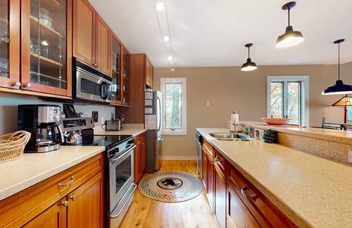 Maple City Condo | Updated condo in Glen Arbor with Lake Michigan views, fireplace, deck, W/D