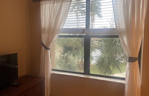 Delray Beach Condo | Updated Delray Raquet Club 2 Bedroom, 1 mile from Beach, 2 pools, gym on site