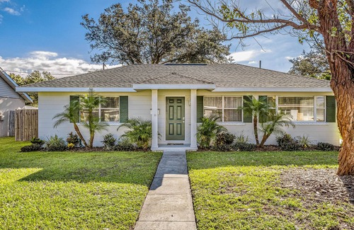 Bradenton House | Updated, dog-friendly home with fenced yard, koi pond, firepit, & W/D